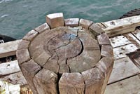 [#1807s] pollare, brygga, tr�, betong, hav, vatten