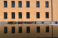 [#1352s] Husv�gg speglas i vatten, f�nster, grafitti, spegling