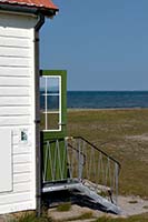 [#2075s] �ppen d�rr, vitt tr�hus, hav, bl� himmel