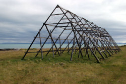 [#470] torkst�llning, tr�, st�ltr�dar, gr�s, vatten, molnig himmel