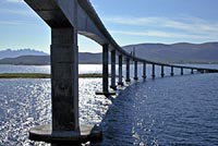 [#473n] bro, bl himmel, betong, hav, vatten