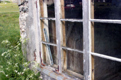 [#396] Gammalt f�nster, vattenpass, gr�nt gr�s