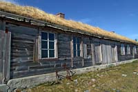 [#1071s] l�gt tr�hus, gult gr�s, bl� himmel, cykelskelett