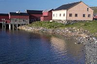 [#2099s] gult tr�hus, r�da tr�hus, spegling, vatten, gr�nt gr�s, strand, bl� himmel