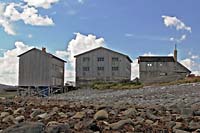 [#2389s] Kajskjul, tr�hus, stenar, t�ng, bl� himmel