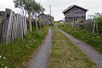[#2489s] Tr�hus, tr�staket, grusv�g med mittstr�ng