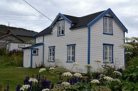 [#2497s] Vitt tr�hus, bl� knutar, virkade gardiner, gr�nska