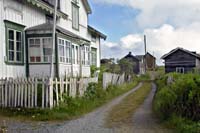 [#359n] Tr�hus, tr�staket, grusv�g med mittstr�ng