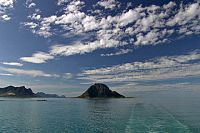 [#1893s] hav, vita moln, bl� himmel, berg