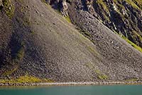 [#536] berg, klippa, brant, hav, gr�nt vatten, sten, grus, gr�s, Mager�ysundet