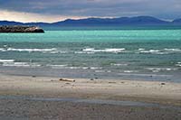 [#553] strand, sandstrand, hav, v�gor, turkos, m�rk himmel, berg, Varangerfjorden