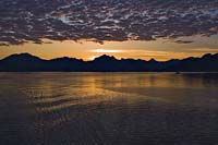 [#812] Solnedg�ng, midnattssol, hav, vatten, krusningar, fj�ll, Lofoten, moln