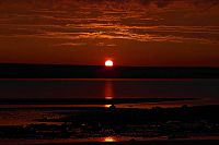 [#836] Soluppg�ng, vatten, vik, strand, r�d