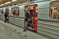 [#102s] tunnelbana, t-bana, avstigning, r�relse, p� spr�ng