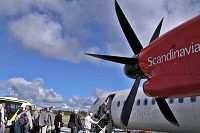 [#769s] Ombordstigning p� flygplan, propeller, flygplats, m�nniskor, k�, flygplatsbuss, bl� himmel, vita moln