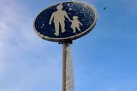 [#015c] P�bjuden g�ngbana, skylt, sn�, bl� himmel, id�bild