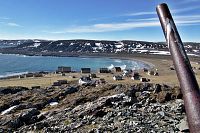 [#1065s] Kanonr�r, samh�lle, hus, vik, turkost vatten, hav, rost, bl� himmel, Hamningberg, id�bild