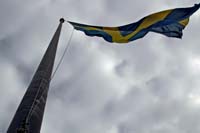 [#1525s] Svenska flaggan, svensk flagga, gul och bl, blst, flaggstng, gr himmel, idbild