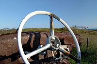 [#2100s] Skrotbil, rostig bil, bl� himmel, ratt, malplacerad, id�bild