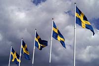 [#2195m] Svenska flaggan, svensk flagga, svenska flaggor, fyra, gul och bl, bl himmel, vita moln, flaggstnger, idbild