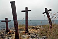 [#2285s] Krigsminnen, kors, j�rnkors, rost, hav, vind, berg, gr�s, turkos, horisont, id�bild