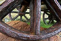 [#4194s] rostiga hjul, j�rnhjul, sten, id�bild