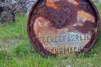 [#740c] rost, oljefat, tunna, tysk text, eldfarligt, gr�nt gr�s, id�bild