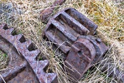 [#762] Rostiga kugghjul, gulnat gr�s, id�bild