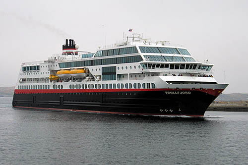 Trollfjord anl�per Vard�