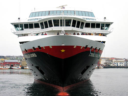 Trollfjord anl�per Vard�