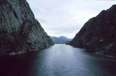 Trollfjorden (ut mot mynningen)